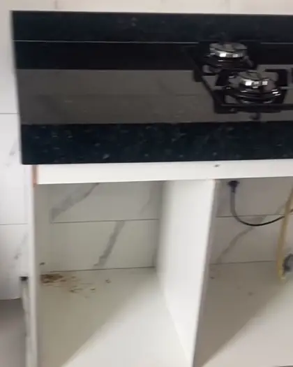 Bancada de granito com cooktop e gaveteiro de cozinha planejada