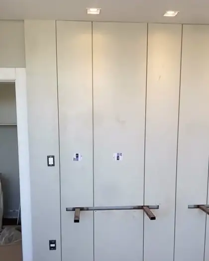 Closet planejado com cabideiros instalados na parede