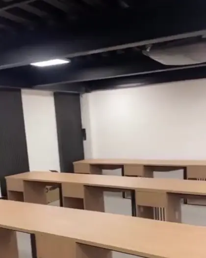 Estações de trabalho montadas em escritório corporativo