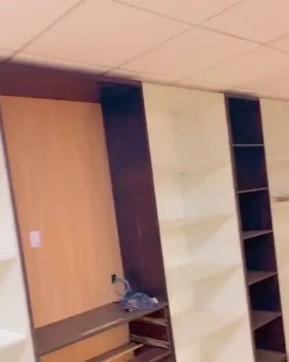 Interior de guarda-roupa de seis metros com prateleiras e nichos
