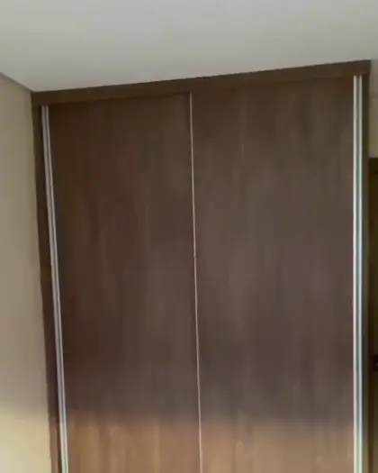 Guarda-roupa amadeirado de piso a teto montado sob medida