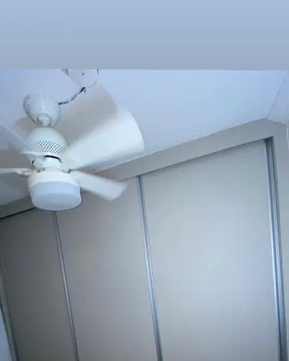 Guarda-roupa com portas de correr montado em quarto no Barreiro, BH