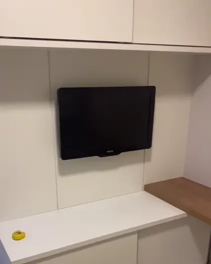 Painel de TV planejado com nicho e iluminação em LED