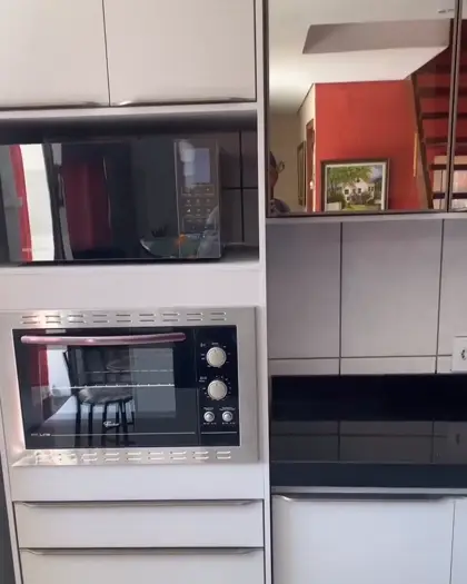 Torre quente de cozinha com forno e micro-ondas embutidos