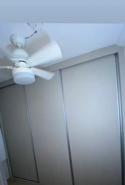 Vídeo de guarda-roupa com portas de correr